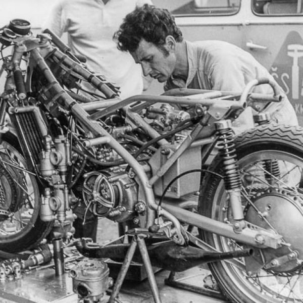 Bill`s Mechanic Ŝeda works on the Jawa