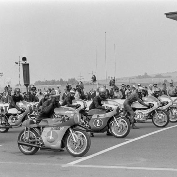 01-1970-east germany-sachsenring-start-350cc-2