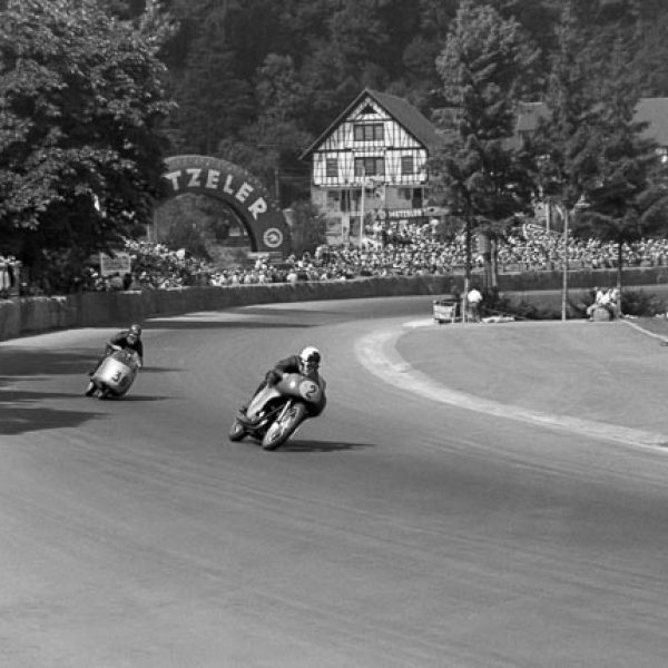 5-reg-armstrong-36-fergus-anderson-500cc-gp-solitude-1954-50-tma_430_kurz